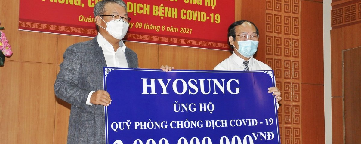 Đại diện Công ty TNHH Hyosung Quảng Nam trao tặng số tiền 2 tỷ đồng ủng hộ quỹ Vaccine